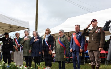 The delegation of U.S. Army, German Armed Forces, French veterans and citizens giving honors