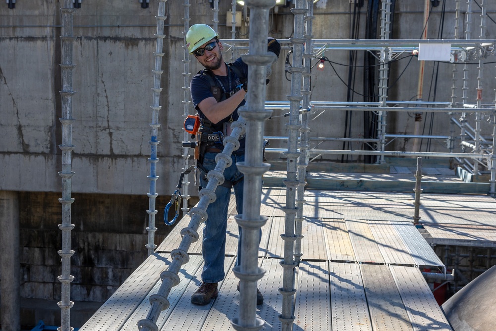 PNSY Shipwrights Assemble Scaffolding for USS New Mexico