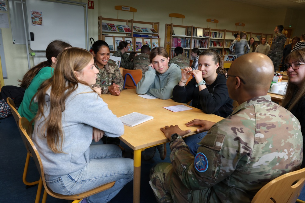 Armed Forces of U.S. Army and French-German Brigade speak to students of College Gambetta