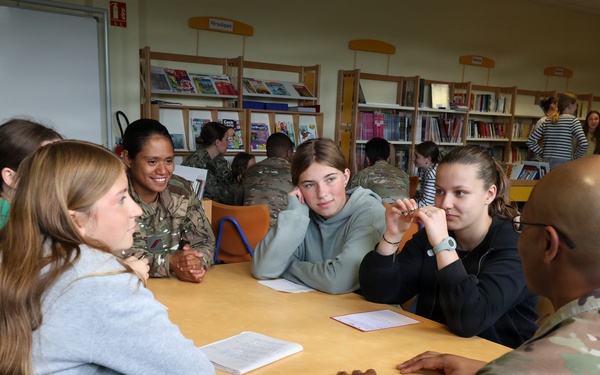 Armed Forces of U.S. Army and French-German Brigade speak to students of College Gambetta