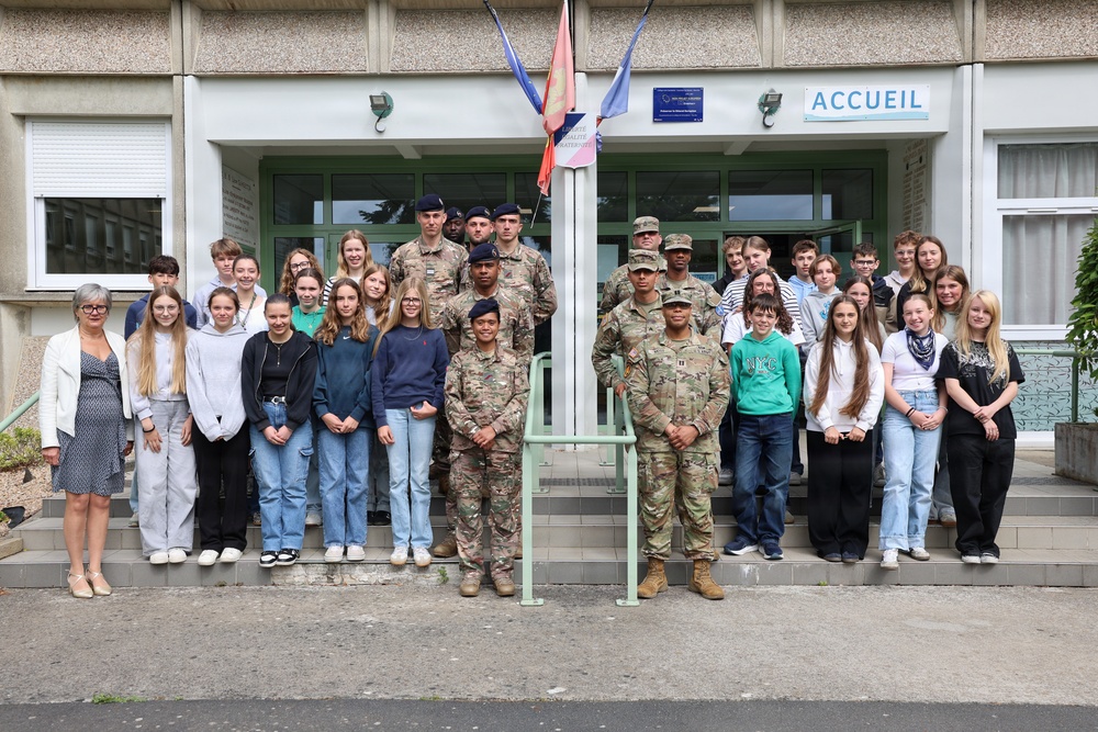 U.S. Army and French-German Brigade pose with students of College Gambetta