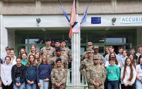 U.S. Army and French-German Brigade pose with students of College Gambetta