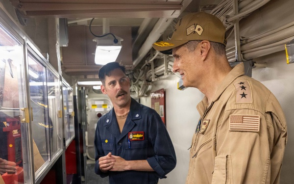 VADM Renshaw, NAVCENT, Visits USS Rafael Peralta