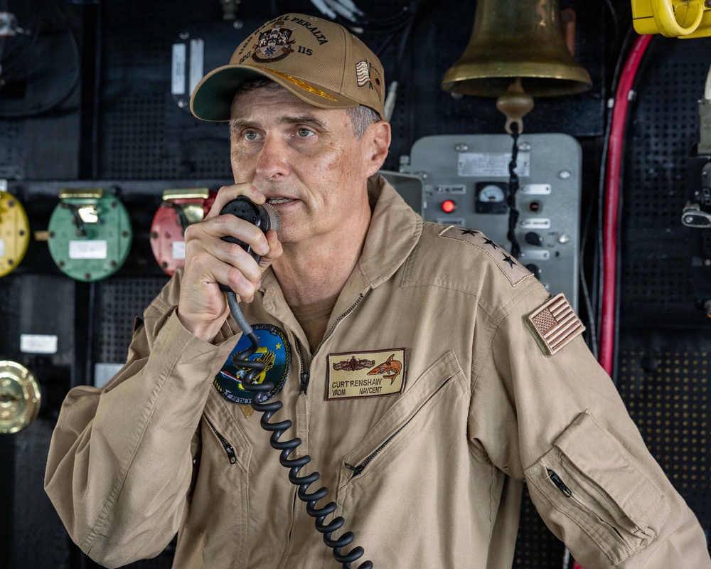 VADM Renshaw, NAVCENT, Visits USS Rafael Peralta