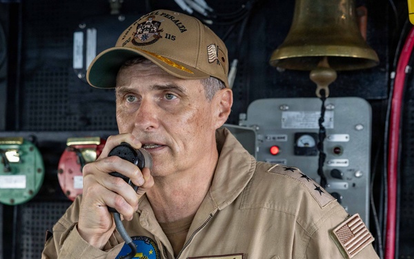VADM Renshaw, NAVCENT, Visits USS Rafael Peralta