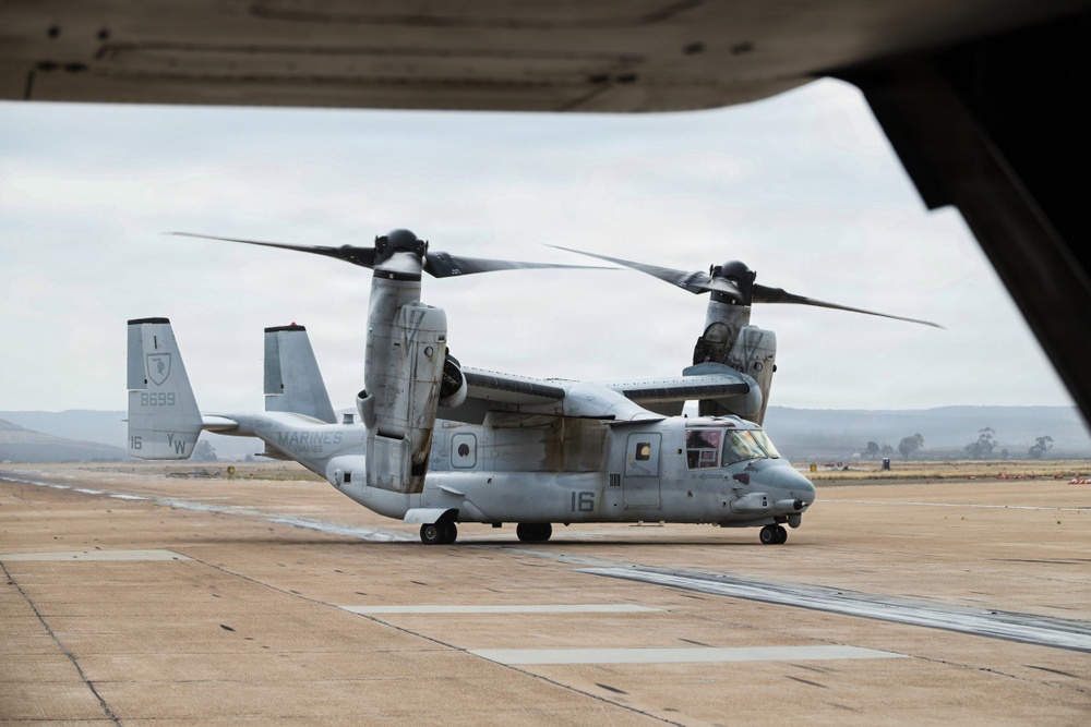 VMM-165 conducts aerial refueling with VMGR-234