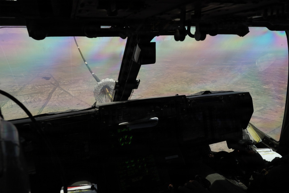VMM-165 conducts aerial refueling with VMGR-234