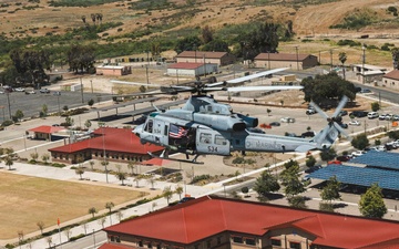 HMLAT-303 flies US Flag over 1st Marine Division