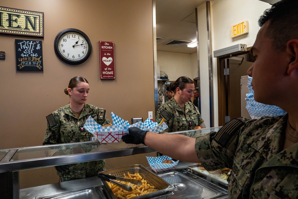 Sailors Volunteer at Portland Union Gospel Mission