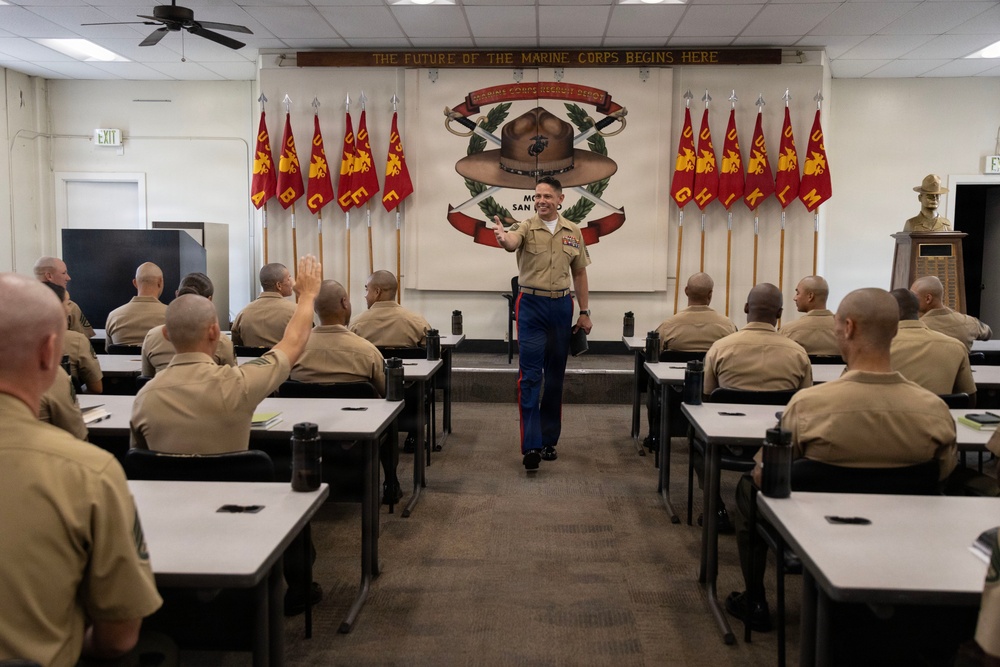 SMMC Ruiz visits MCRD San Diego