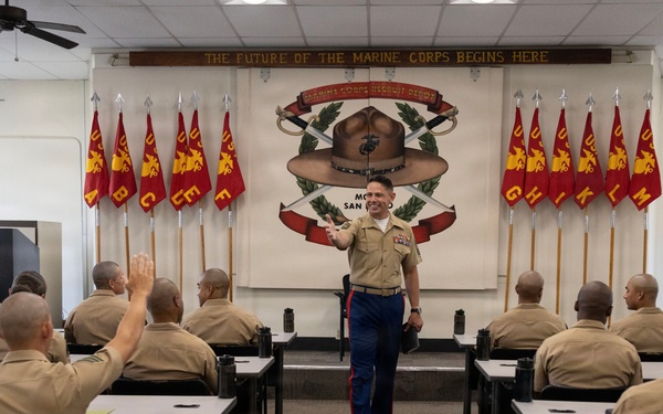 SMMC Ruiz visits MCRD San Diego