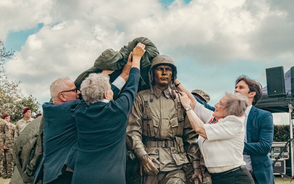 D-Day82: Gavin Statue Unveiling