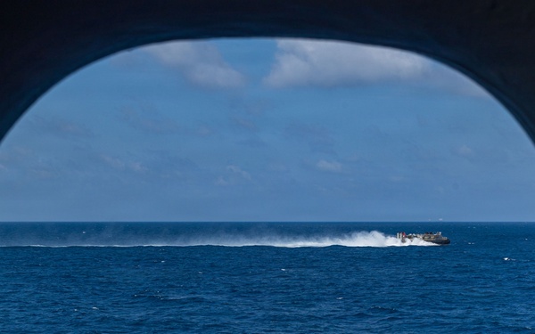11th MEU Marines, Sailors Conduct LCAC Operations Aboard USS Boxer