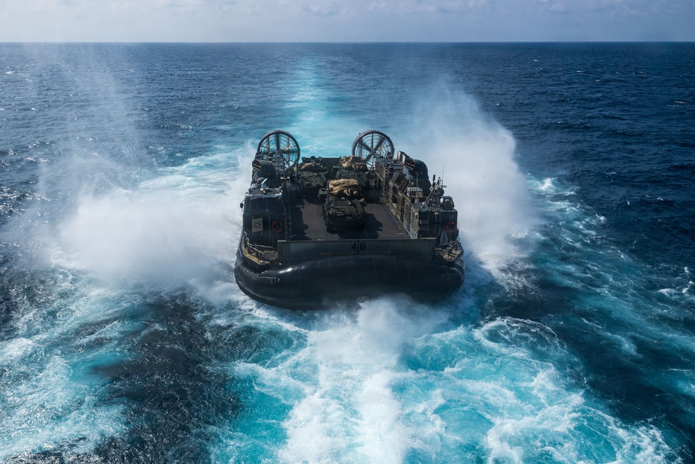 11th MEU Marines, Sailors Conduct LCAC Operations Aboard USS Boxer