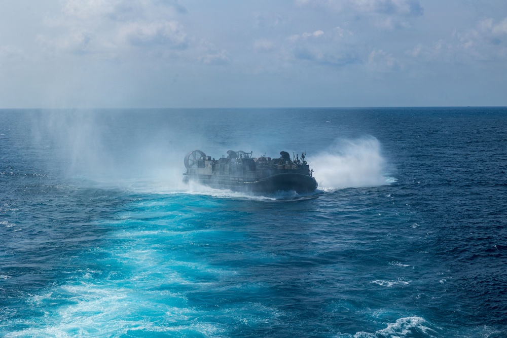 11th MEU Marines, Sailors Conduct LCAC Operations Aboard USS Boxer