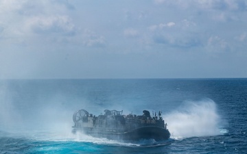 11th MEU Marines, Sailors Conduct LCAC Operations Aboard USS Boxer
