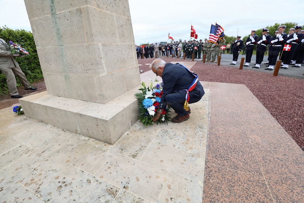 Mayor of Sainte-Marie-du-Mont lays wreath in honor of Danish Seamen