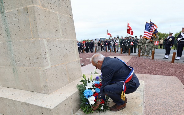 Mayor of Sainte-Marie-du-Mont lays wreath in honor of Danish Seamen