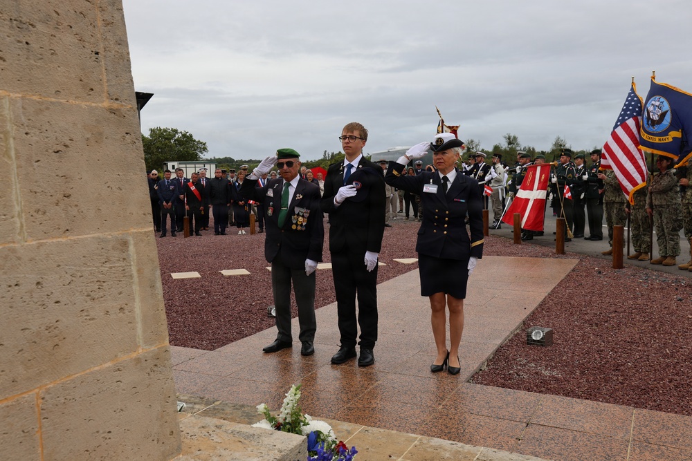 President of the French Souvenir of Valognes salutes to the Danish Seamen Memorial