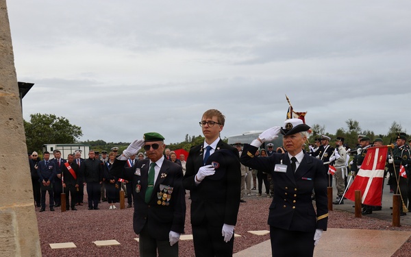President of the French Souvenir of Valognes salutes to the Danish Seamen Memorial