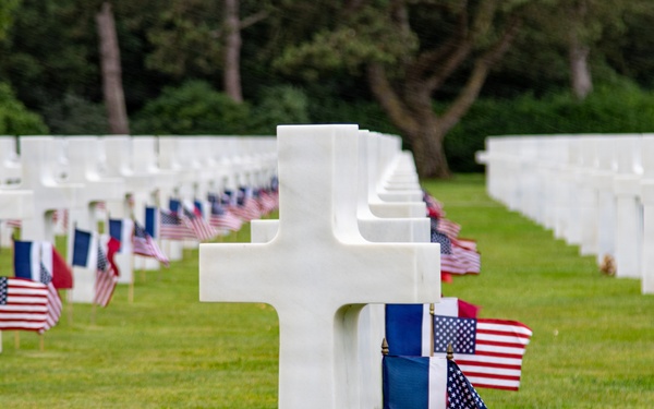 Service members reenlist at Normandy American Cemetery, D-Day 82