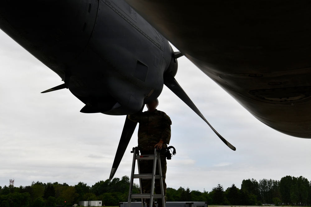 US, Greek SOF perform static line jumps during TFP26