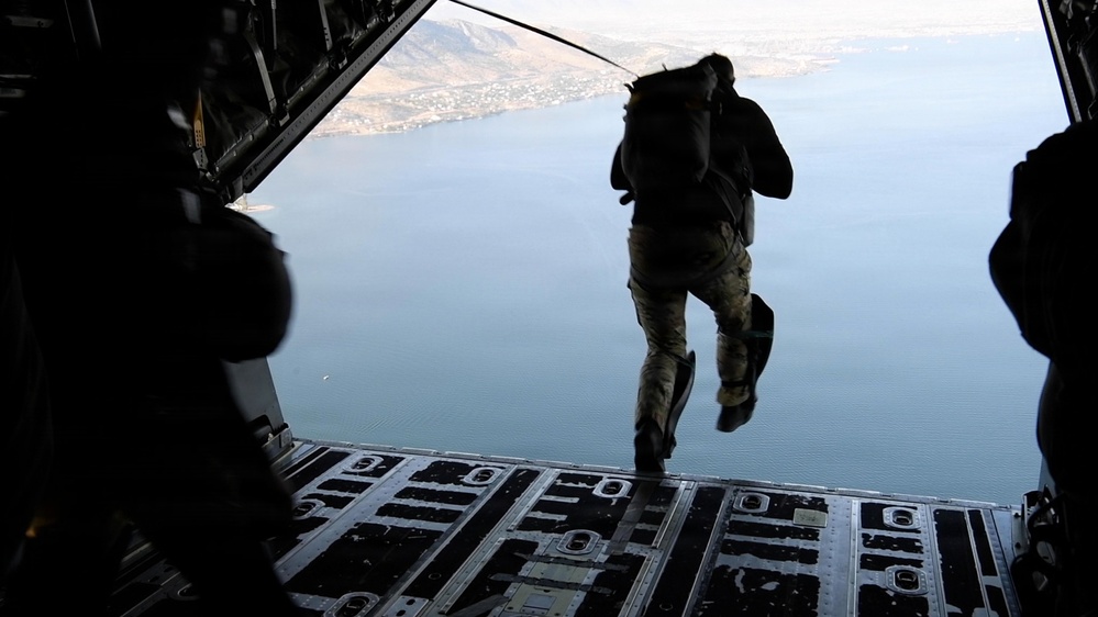 US, Greek SOF perform static line jumps during TFP26