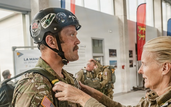 82nd Airborne Veteran jumps with Liberty Jump Team during D-Day 82