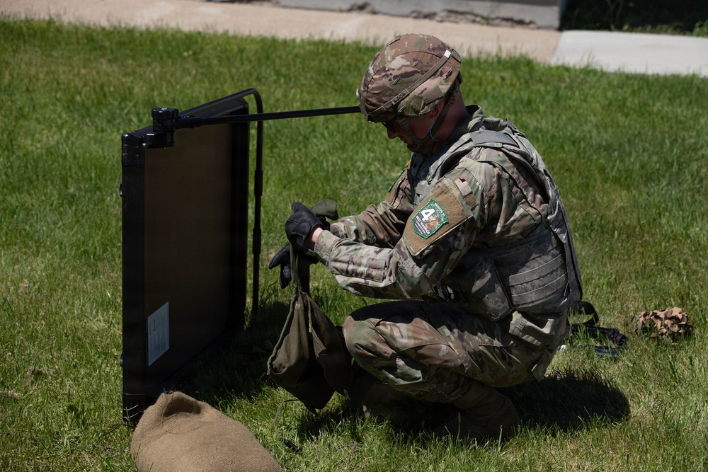 National Guard Soldiers Face Day 1 Challenges at Region VI Best Warrior Competition