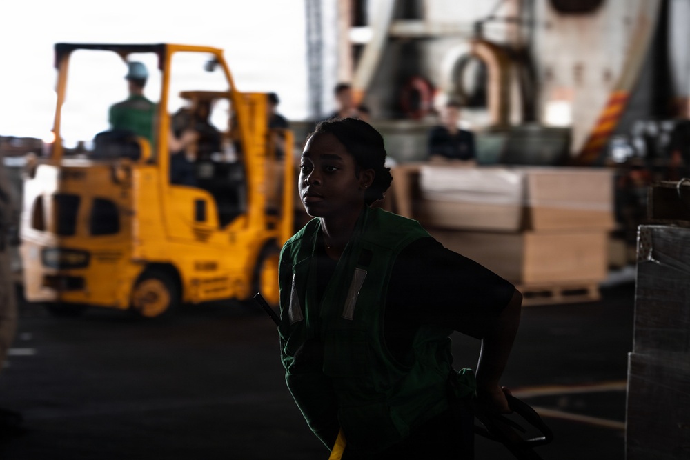 Nimitz Conducts Vertical Replenishment-at-Sea with USNS Patuxent