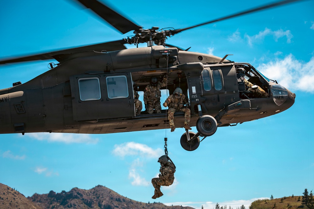 Washington National Guard aviators train for MEDEVAC missions on Mount St. Helens