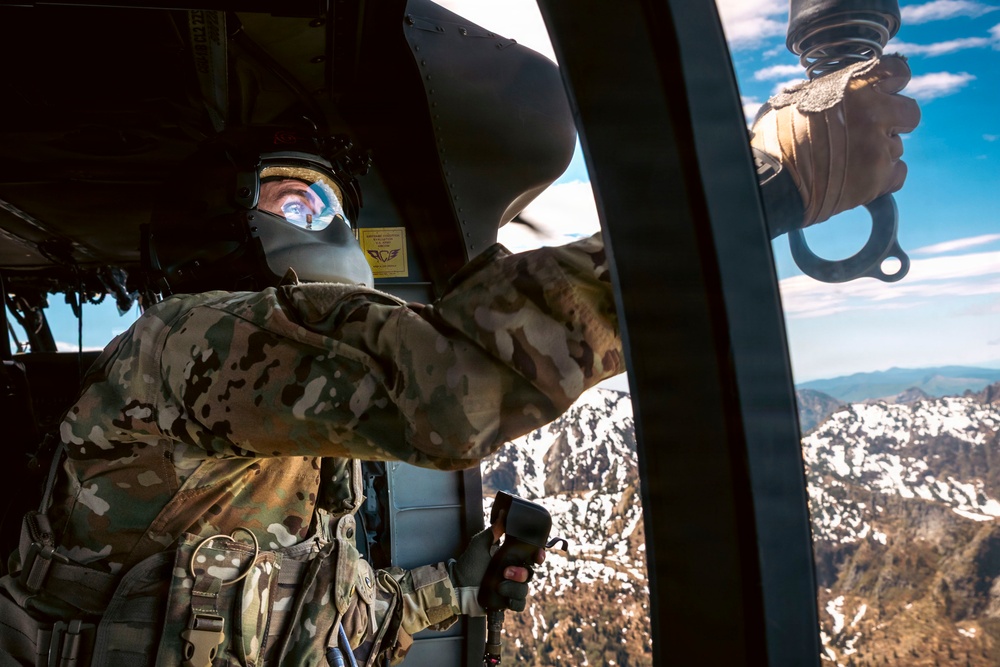 Washington National Guard aviators train for MEDEVAC missions on Mount St. Helens