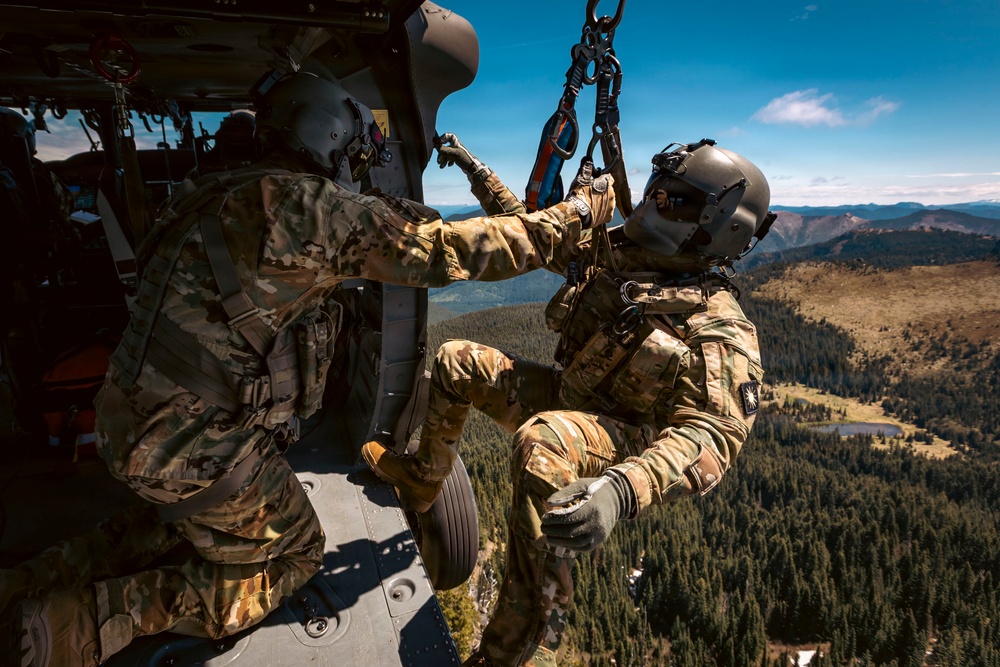 Washington National Guard aviators train for MEDEVAC missions on Mount St. Helens