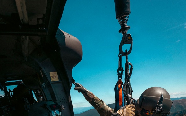 Washington National Guard aviators train for MEDEVAC missions on Mount St. Helens
