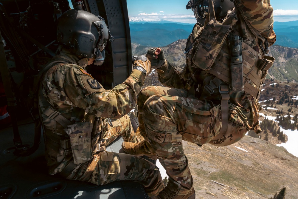 Washington National Guard aviators train for MEDEVAC missions on Mount St. Helens
