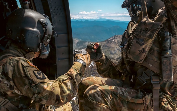 Washington National Guard aviators train for MEDEVAC missions on Mount St. Helens