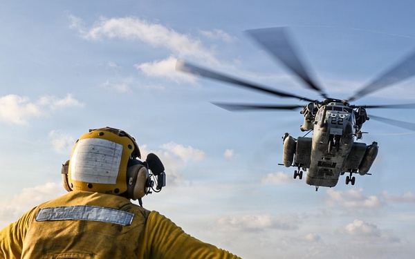 11th MEU Marines Conduct Flight Operations Aboard USS Portland