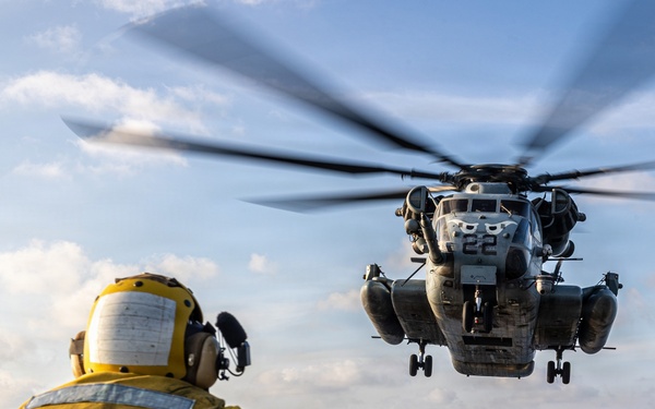 11th MEU Marines Conduct Flight Operations Aboard USS Portland