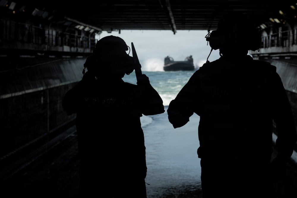 USS Kearsarge Conducts Well Deck operations