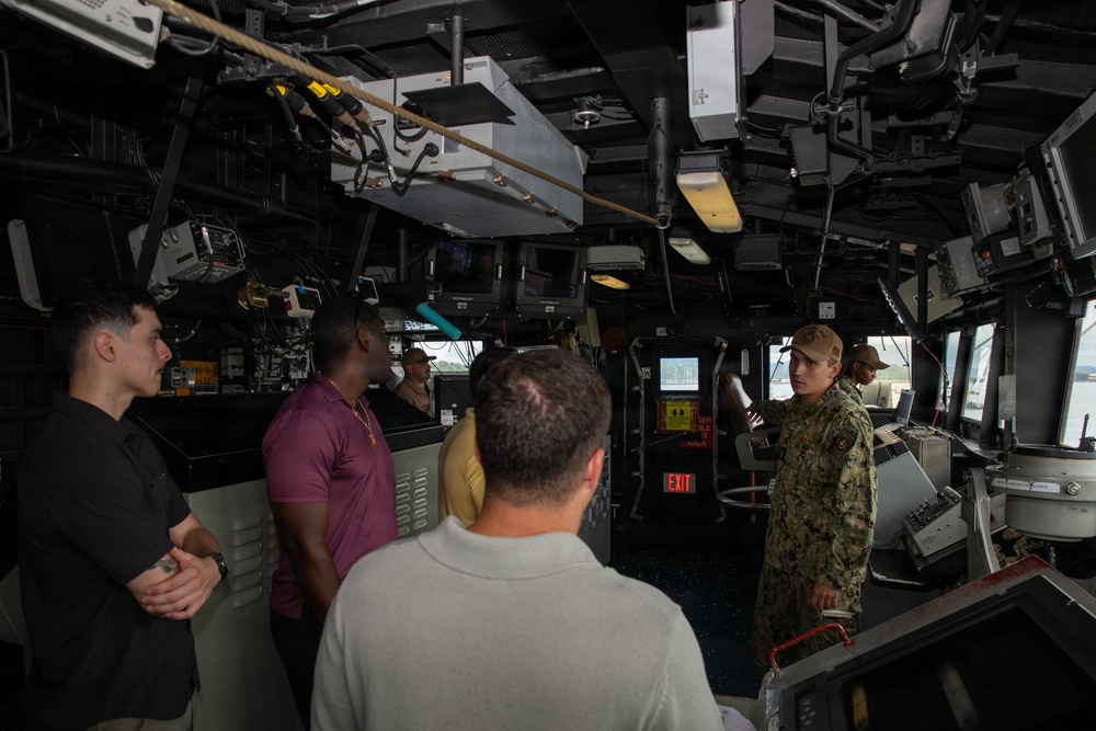 USS Lake Erie hosts a ship tour inviting local communities in Panama