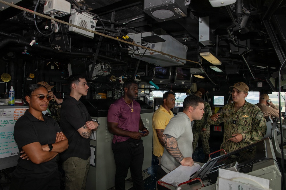 USS Lake Erie hosts a ship tour inviting local communities in Panama
