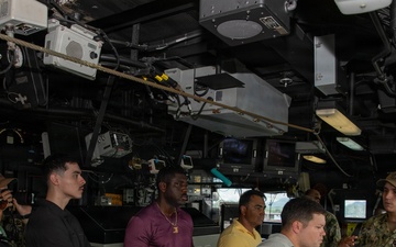 USS Lake Erie hosts a ship tour inviting local communities in Panama