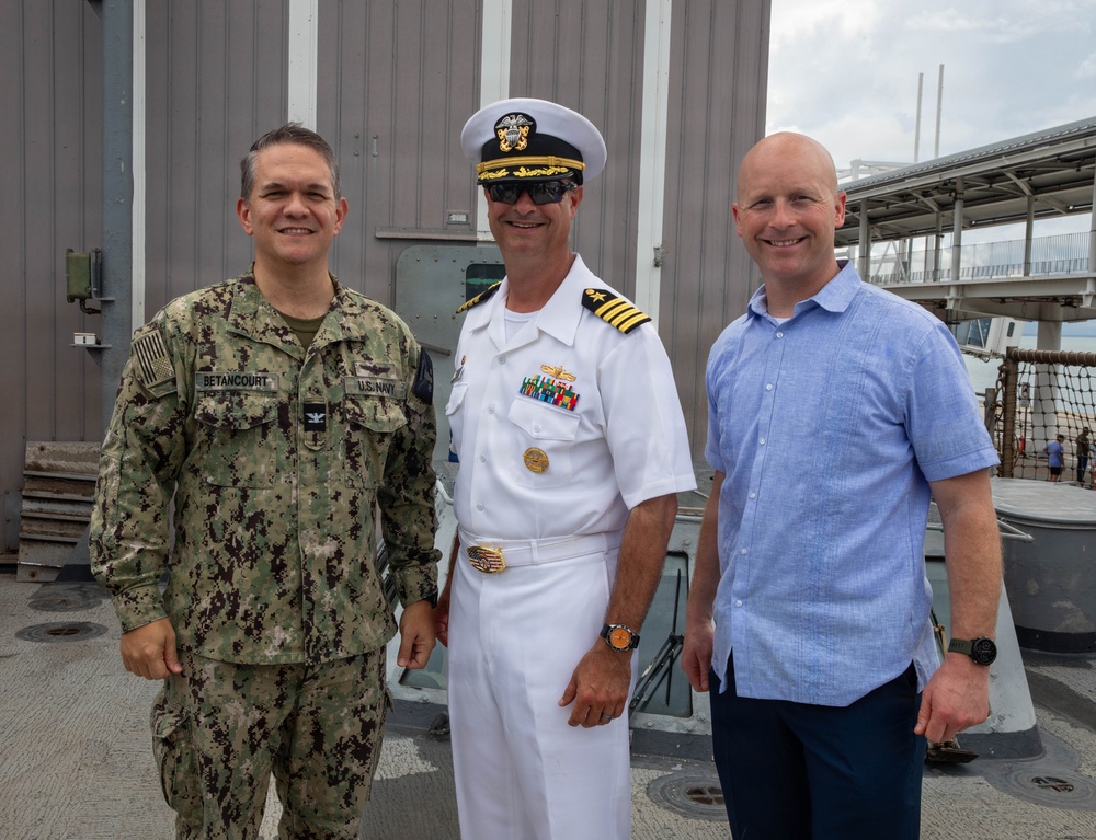 USS Lake Erie hosts a ship tour inviting local communities in Panama