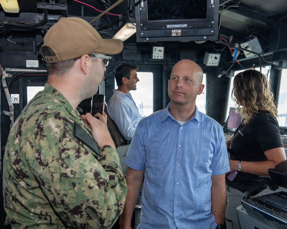 USS Lake Erie hosts a ship tour inviting local communities in Panama