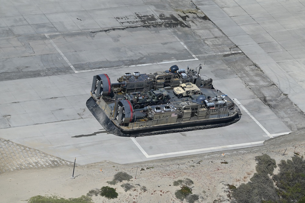40th ID Soldiers conduct LCAC movement during Annual Training 26