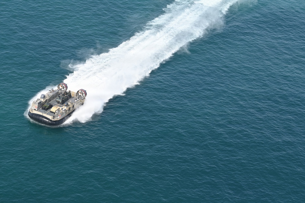 40th ID Soldiers conduct LCAC movement during Annual Training 26