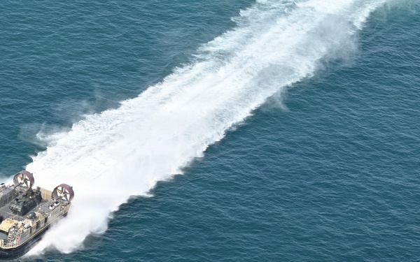 40th ID Soldiers conduct LCAC movement during Annual Training 26