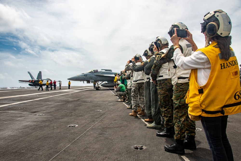 Dominican Republic Government and Military Leaders Visit Nimitz