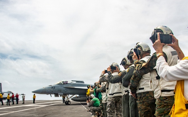 Dominican Republic Government and Military Leaders Visit Nimitz