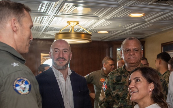 Dominican Republic Government and Military Leaders Visit Nimitz